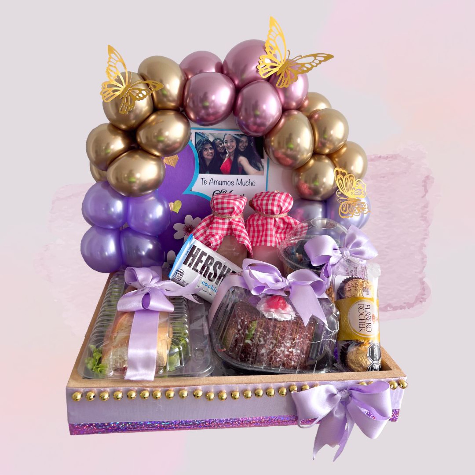 Desayuno love purple con café, sándwich, yogurt y chocolates