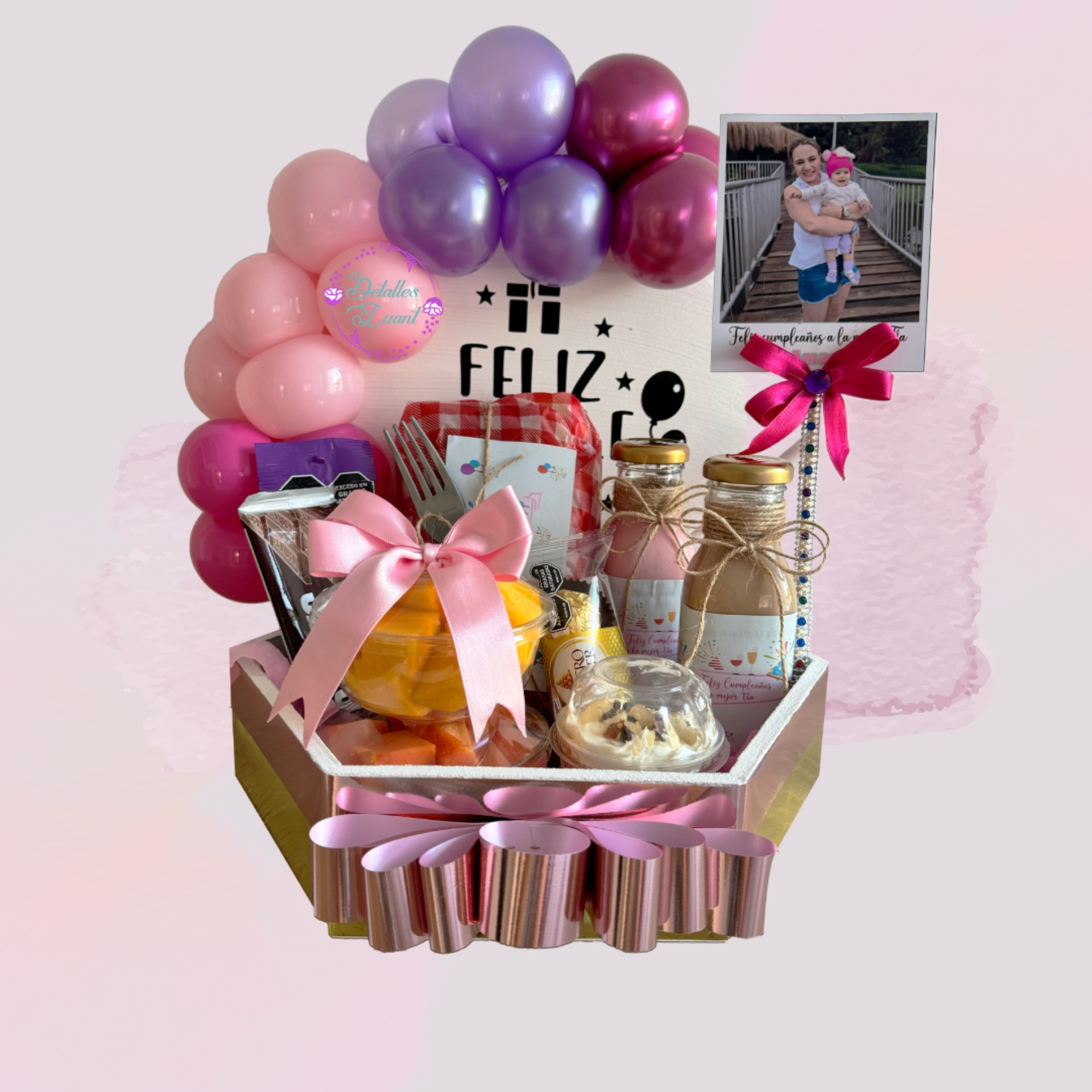 Desayuno Pink con sándwich artesanal, yogurt y decoración de globos