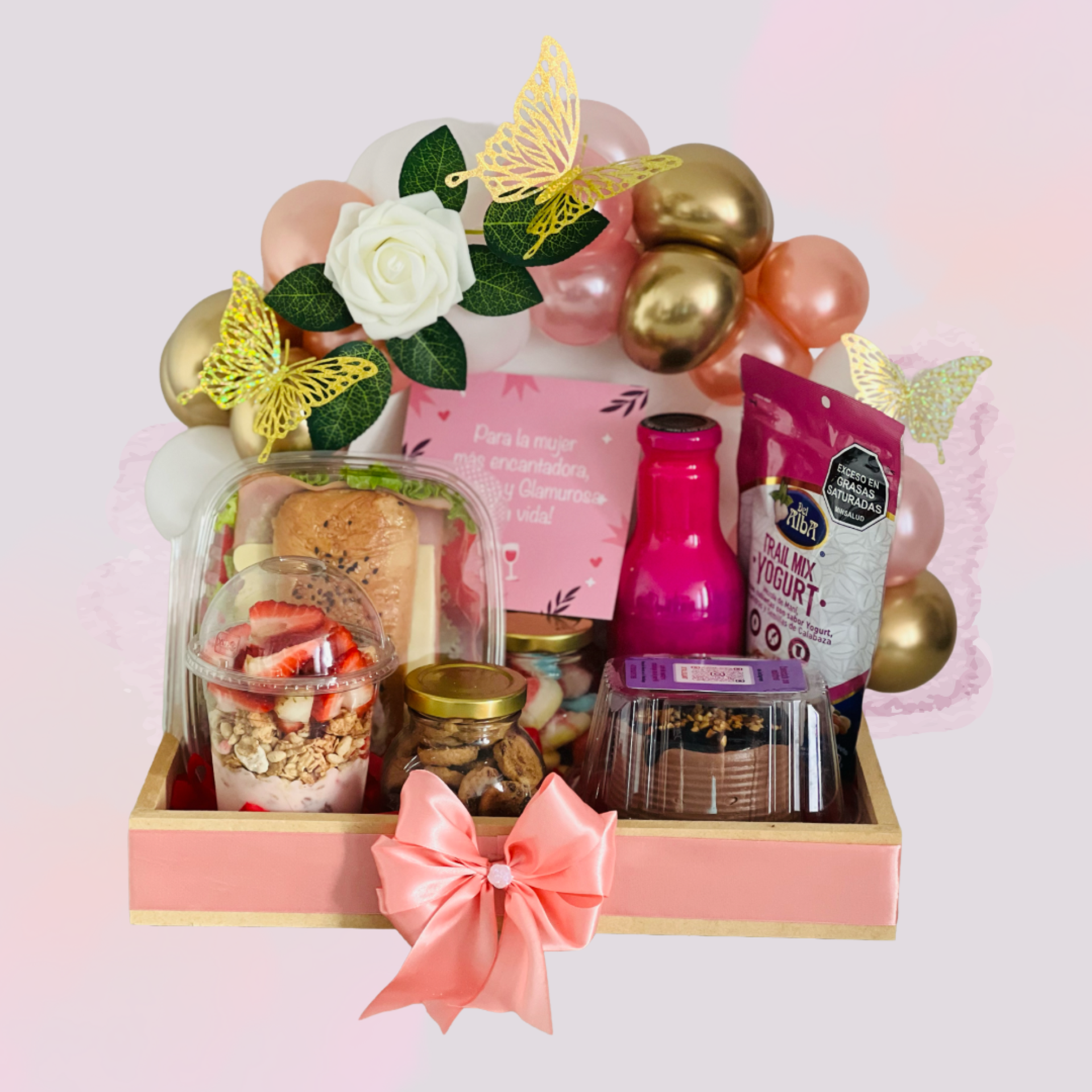 Desayuno sorpresa pink con té Hatsu, parfait y galletas